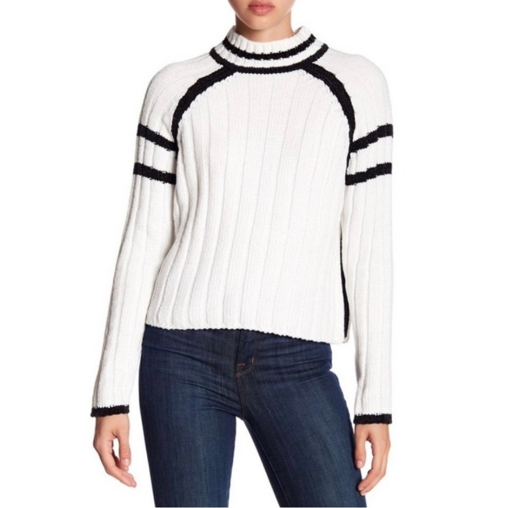 John + Jenn White & Black Super Soft Crop Sweater Size M